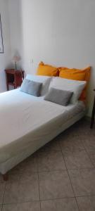 CasalabrivaBelle maison de charme ancien, vue mer et montagne的一张配有白色床单和枕头的大床