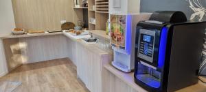 阿维尼翁Appart'Hotel Festival Sud Aqua - Avignon TGV的厨房配有带视频游戏机的现金台