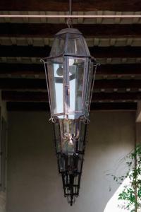 雷焦艾米利亚Casale Hortensia的挂在天花板上的玻璃灯具