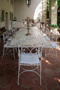 雷焦艾米利亚Casale Hortensia的一张大桌子,周围摆放着椅子