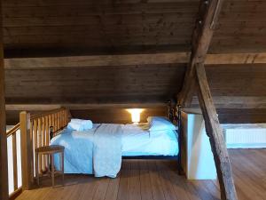 赖厄德Longhouse - Y Beudy的木制阁楼卧室配有一张床