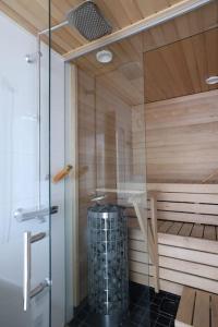 赫尔辛基2ndhomes Unique 35m2 Studio Penthouse with Sauna & Balcony的一间设有玻璃门淋浴的桑拿浴室