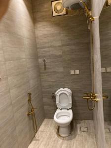 巴哈بيوتات الزير的浴室位于隔间内,设有白色卫生间。