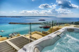 MġarrLuxury Penthouse Gozo的海景游泳池