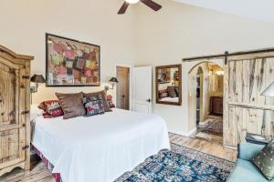 斯廷博特斯普林斯Steamboat Villa的卧室配有白色的床和蓝色地毯。