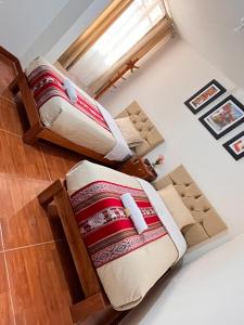 利马Casa hospedaje Ingeniería - Lima的一间位于地板上带两张床和箱子的房间