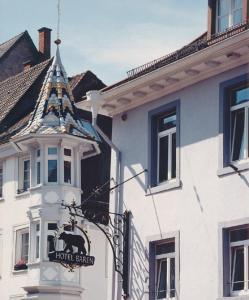 菲林根-施文宁根Hotel Bären的建筑物一侧有马牌的标志