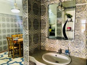 塞拉Dream Salé的一间带水槽、桌子和镜子的浴室