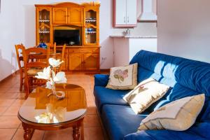FrailesLa Atalaya的客厅配有蓝色的沙发和桌子