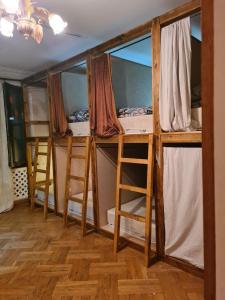 第比利斯Benevo Hostel的一间客房配有四张双层床和两把椅子