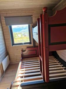 戈登Fjellhytte på hardangervidden med uforglemmelig utsikt!的小房间设有床和窗户