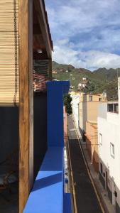 圣克鲁斯-德特内里费Casa Tortuga的建筑物边的蓝色长椅