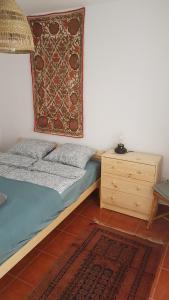 圣克鲁斯-德特内里费Casa Tortuga的一间卧室配有床和木制床头柜