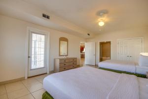 大洋城Americana Condos 10th street的一间设有两张床和窗户的大卧室