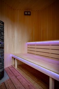 布兰纳Apartmány NONE的紫色灯的房间的长凳