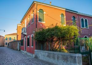 穆拉诺Beocio Home • The hidden gem in Murano’s heart的街上一排色彩缤纷的房屋
