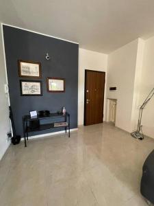 皮亚琴察Terrace house appartamento mq 80 adiacente ospedale e clinica的客厅设有黑色的墙壁和门