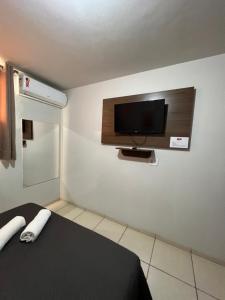 伊通比亚拉Hotel Castro的客房设有一张床和一台平面电视。