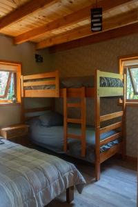 The GreeNest Lodge客房内的一张或多张双层床