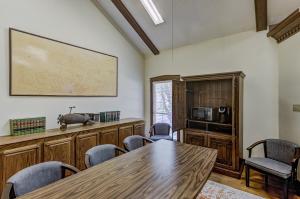 维克斯堡Halpino的一间会议室,配有木桌和椅子