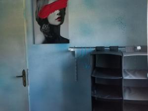 PlakaFrasta's Rose的墙上挂着红帽的女人的画