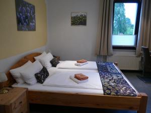 永斯多夫„Frische Quelle“ Jonsdorf的一间卧室配有一张床,上面有两条毛巾