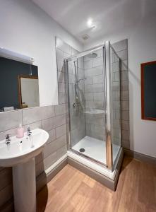 沙普New Ing Lodge的带淋浴和盥洗盆的浴室