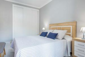 莫罗德哈布雷RELAX JANDIA的一间卧室配有一张带蓝色枕头的大床