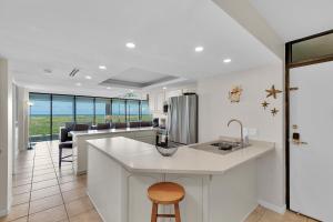 南帕诸岛Sea Vista的厨房配有水槽和台面