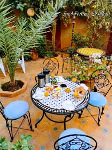 扎古拉Riad Fennec Sahara的露台上的一张桌子上放着水果