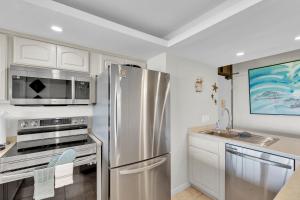 南帕诸岛Sea Vista的厨房配有不锈钢冰箱和水槽