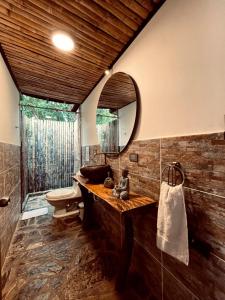 萨兰托Glamping Salento con jacuzzi climatizado的一间带水槽和镜子的浴室