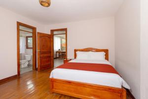 巴尼奥斯纳波利塔诺公寓酒店的一间卧室设有一张床和一间浴室。