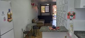 乌巴图巴Casa De Praia Maranduba的厨房以及带台面的起居室。