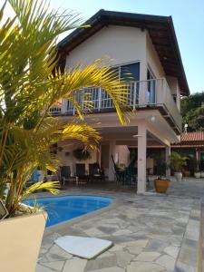 阿瓜斯-迪圣佩德罗CANTINHO DA PAZ!的一座带游泳池和房子的别墅
