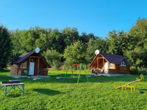 Krasnaya SlobodkaШафран的小木屋,带游乐场和房子