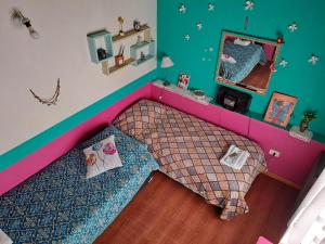 乌斯怀亚Alem Casa de Familia的一间卧室配有一张带粉红色床头板的床
