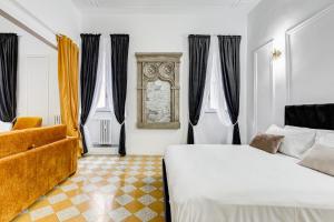 罗马NEW!! SPAGNA Suite - Your Italian Holidays的一间卧室配有一张床、一把椅子和窗户。