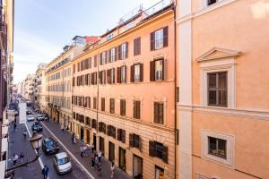 罗马NEW!! SPAGNA Suite - Your Italian Holidays的享有城市街道和建筑的景色