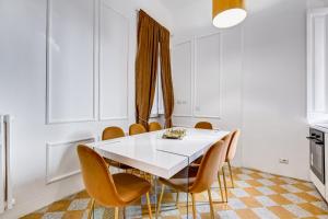 罗马NEW!! SPAGNA Suite - Your Italian Holidays的一间配备有白色桌椅的用餐室