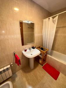 贝尼多姆Apartamento Paraiso Lido的一间带水槽、淋浴和卫生间的浴室