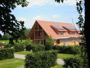 Oude Pekela佐梅尔布腾住宿加早餐旅馆的屋顶上设有太阳能电池板的房子