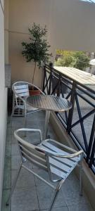 拉里奥哈HOSPEDAJE DEL PASEO的阳台配有一张桌子和两把椅子