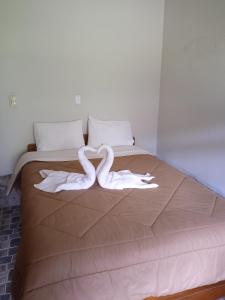 SahuayacuLia B&B Lucmabamba的一张带两个白色毛巾的床