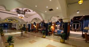 沙姆沙伊赫Aida Hotel Sharm El Sheikh的大堂,设有桌椅