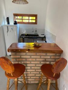 库穆鲁沙蒂巴CHALÉS MELGAÇO的厨房配有木台和2把椅子