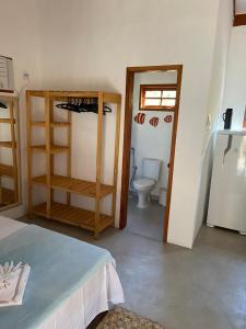 库穆鲁沙蒂巴CHALÉS MELGAÇO的客房设有带卫生间的浴室和冰箱。