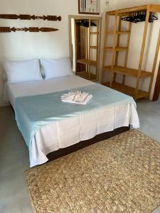 库穆鲁沙蒂巴CHALÉS MELGAÇO的一间卧室配有一张带蓝色毯子和地毯的床。