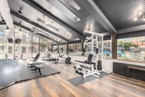 梅萨Venture on Country Club的健身房设有健身器材和大窗户