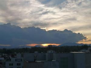 墨西哥城Apartamento cerca de Centro CitiBanamex的山 ⁇ 城市的日落